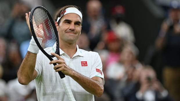 Roger Federer salutes Wimbledon crowd