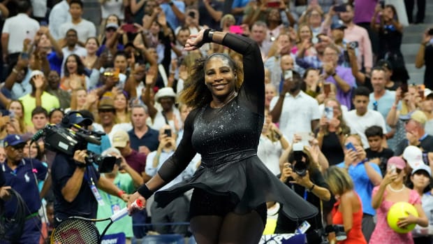 Serena Williams salutes crowd at US Open