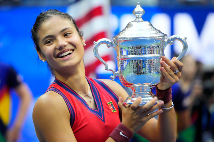 Emma Raducanu with US Open trophy