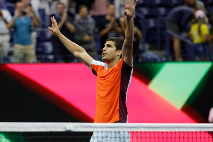 Carlos Alcaraz salutes US Open crowd