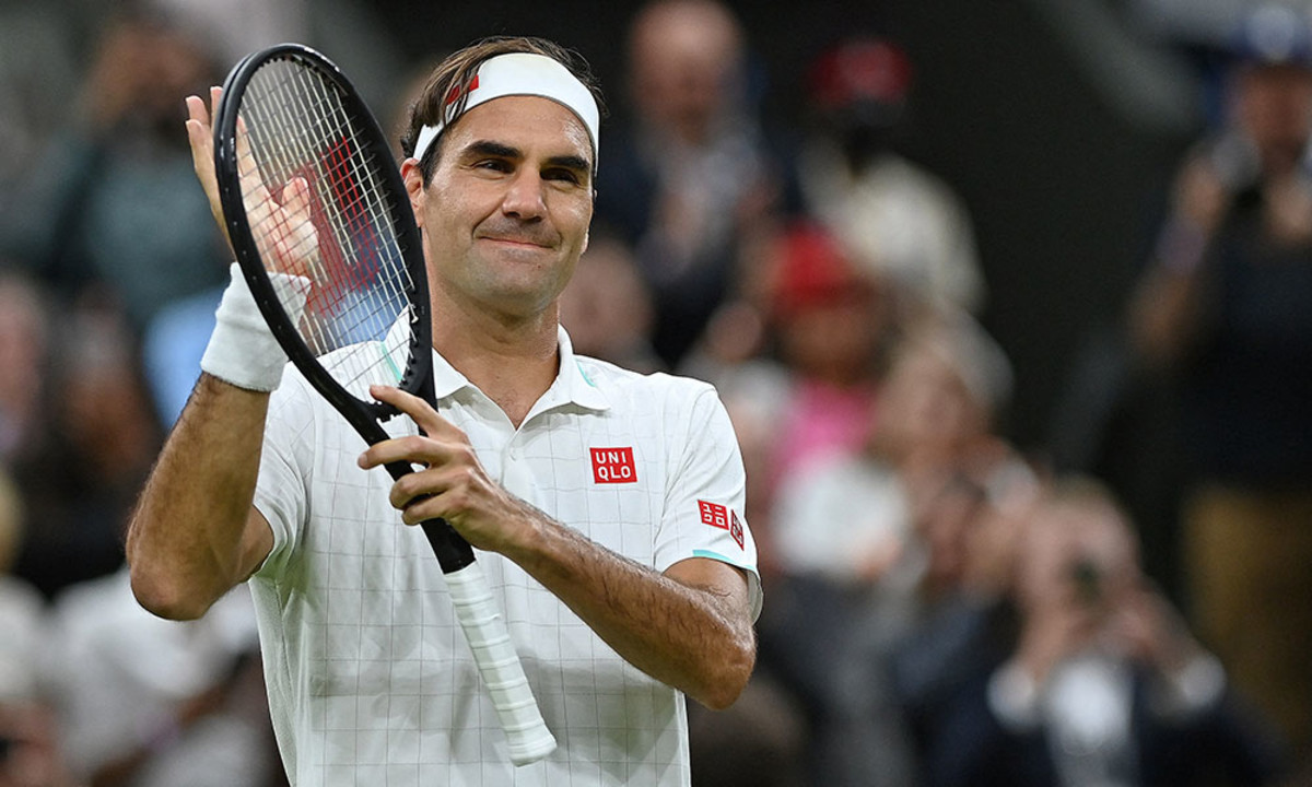 Roger Federer salutes Wimbledon crowd