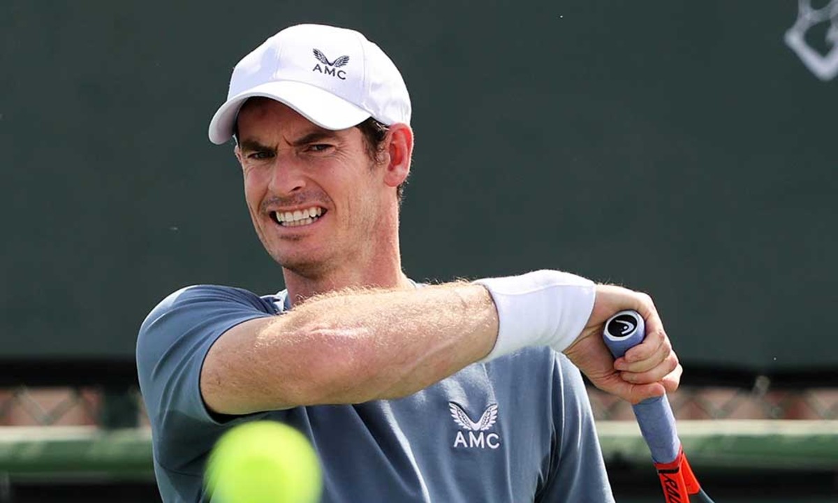 Andy Murray practices at Indian Wells